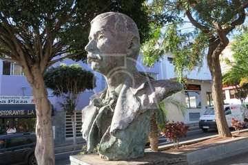 l busto de Pérez Galdós asediado por los excrementos de ave (Foto TA)